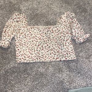 Super cute floral cropped blouse
